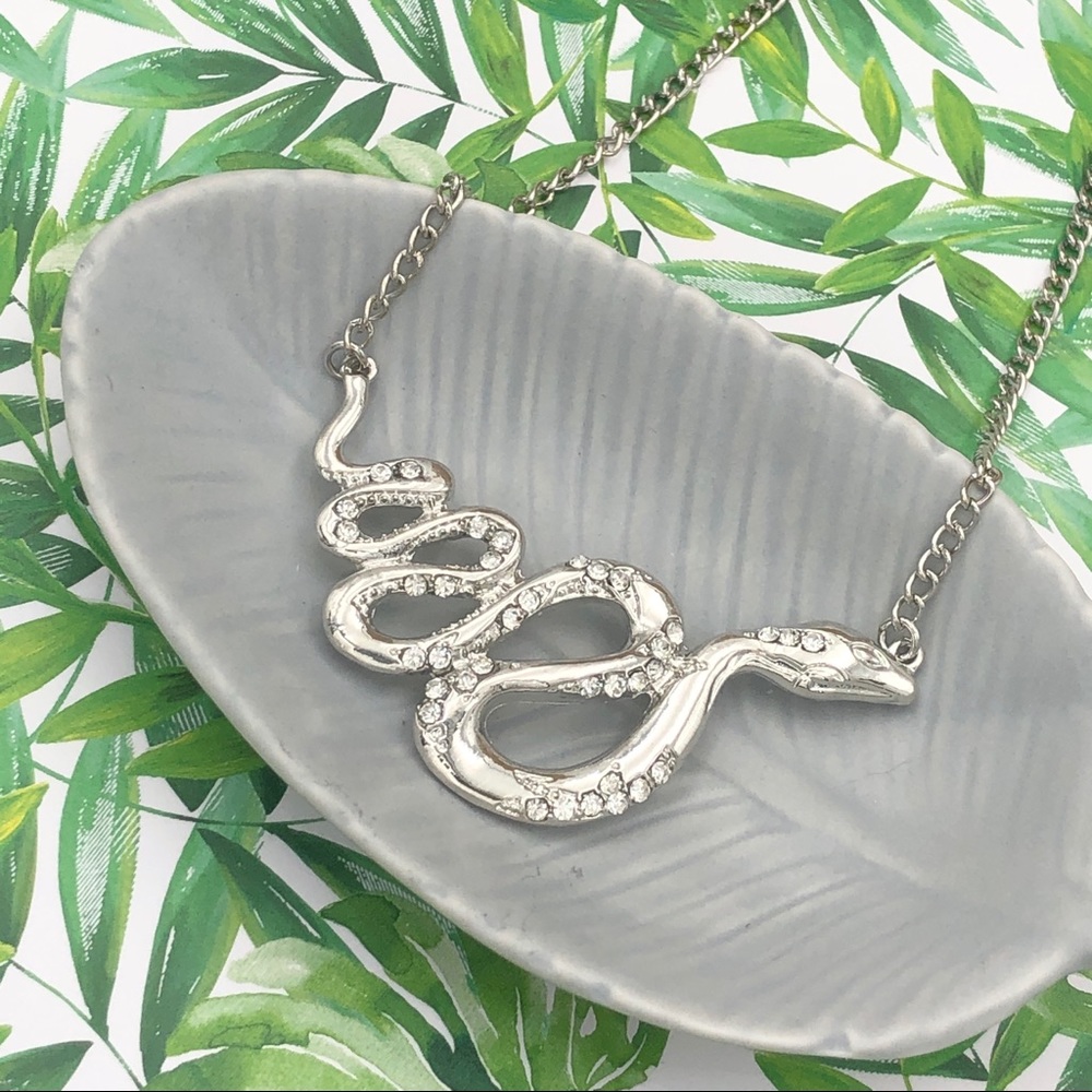 🌼 Silver Snake Rhinestone Necklace